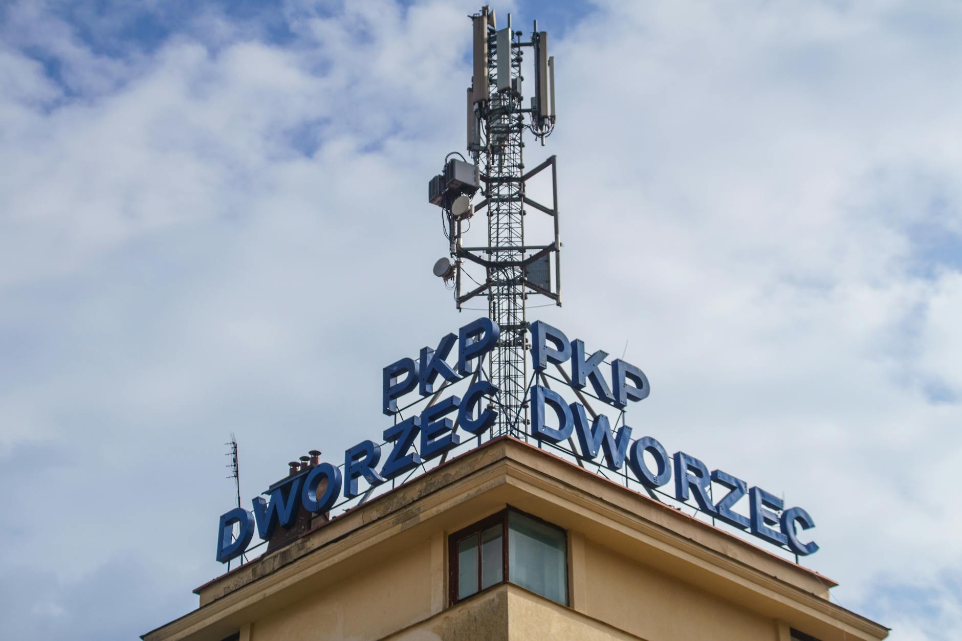 Pracownik PKP Polskie Linie Kolejowe w mundurze przy torach kolejowych w Tarnobrzegu