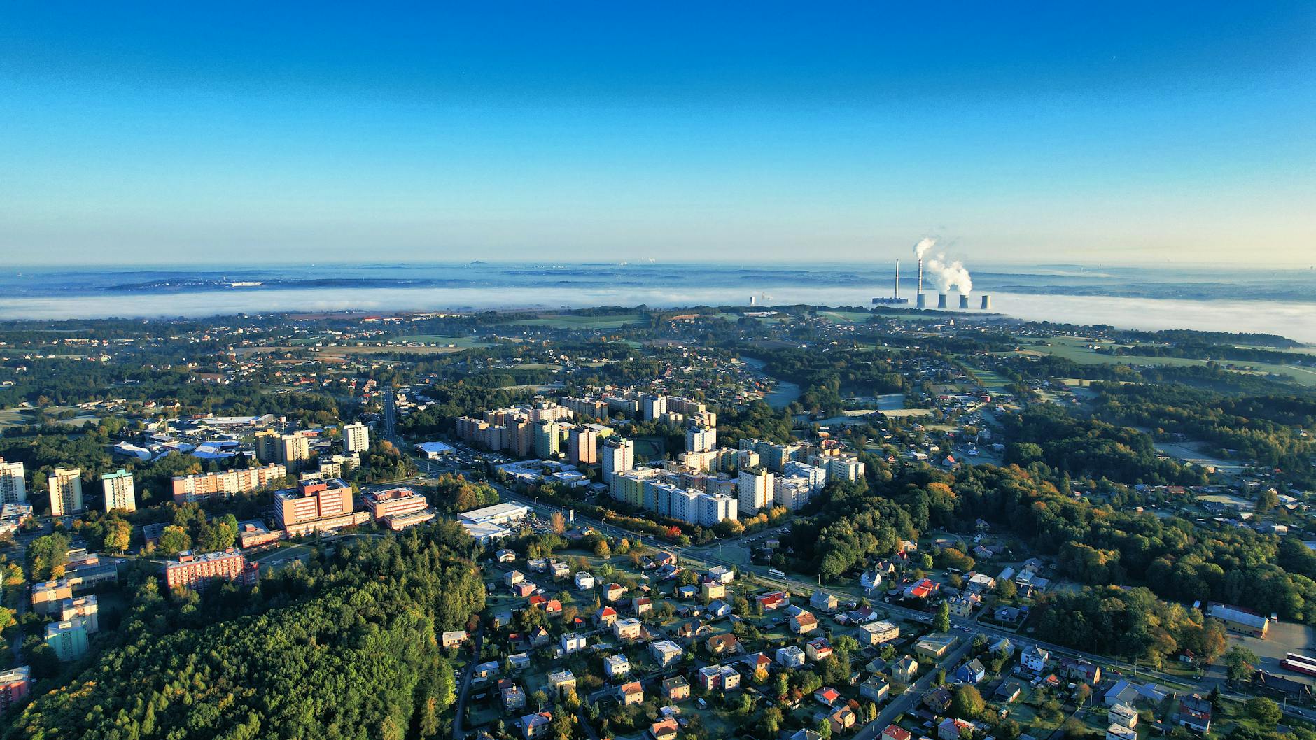 Monitorowanie jakości powietrza w Tarnobrzegu - badanie poziomu pyłów PM10 i PM2.5 dla zdrowia mieszkańców.