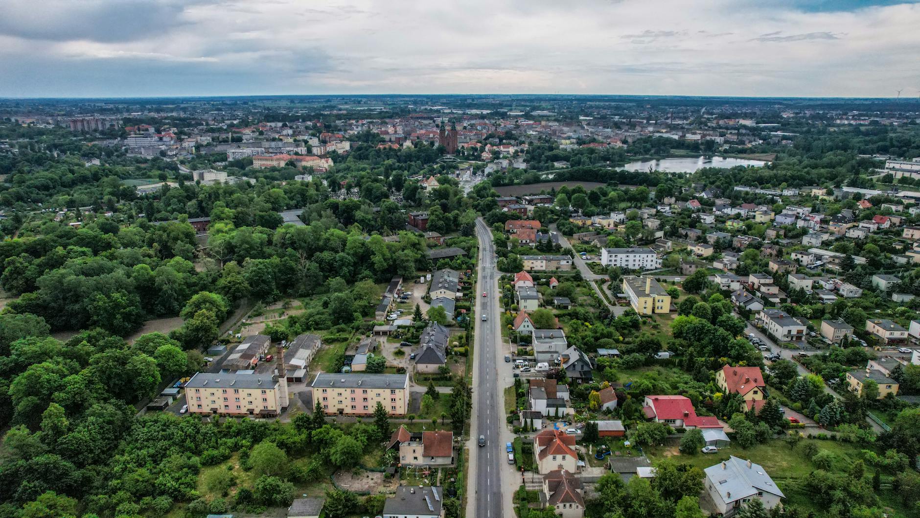 Grafika przedstawiająca wykresy budżetu miasta Tarnobrzeg na 2025 rok, z naciskiem na dochody i wydatki.