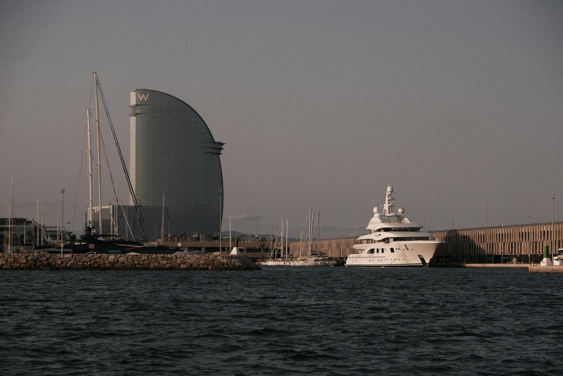 Mapa Tarnobrzega z zaznaczonymi potencjalnymi miejscami pracy i symbolami rozwoju zawodowego