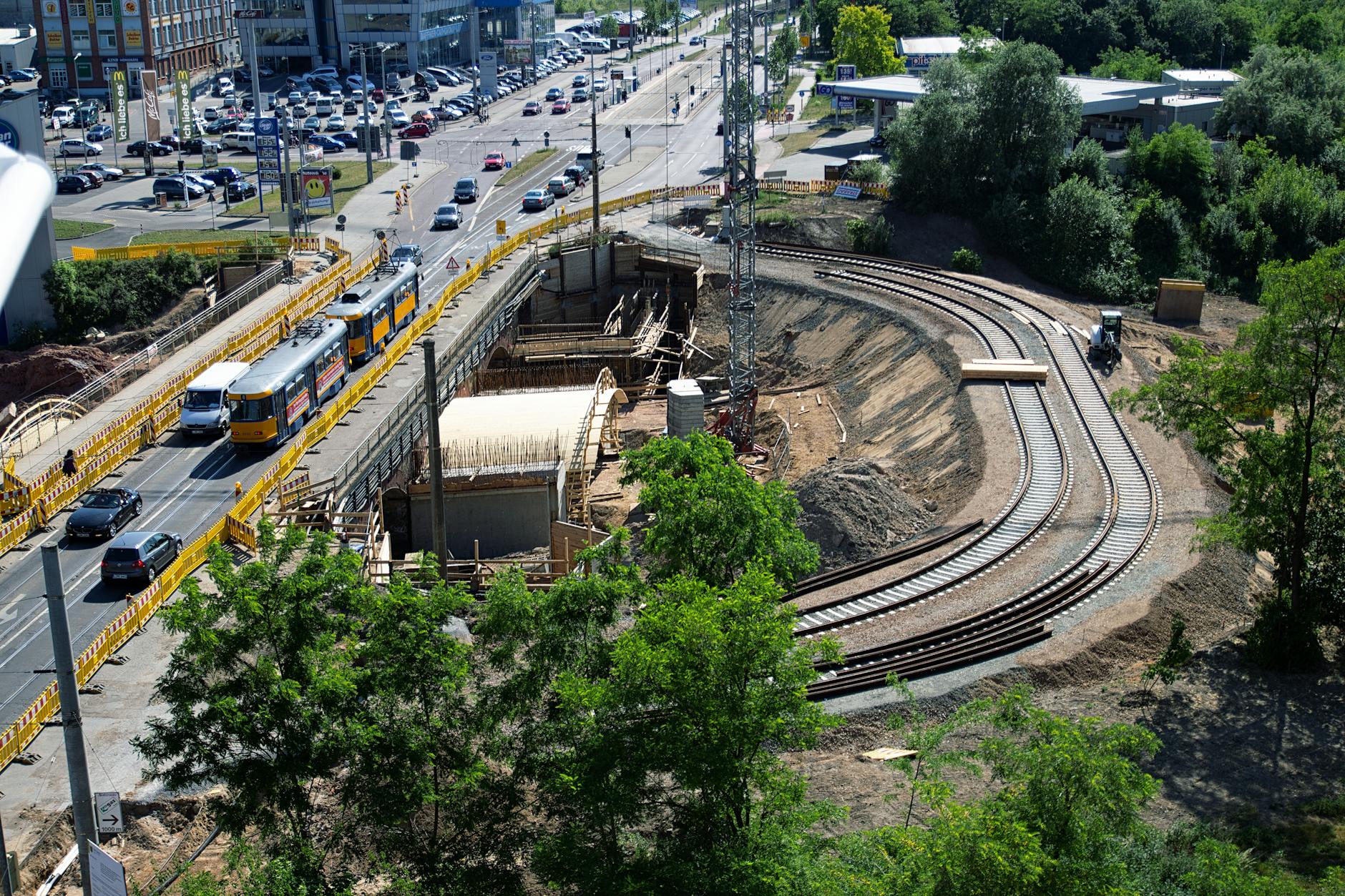 Mapa infrastruktury usługowej w Tarnobrzegu, pokazująca sklepy, restauracje i punkty usługowe