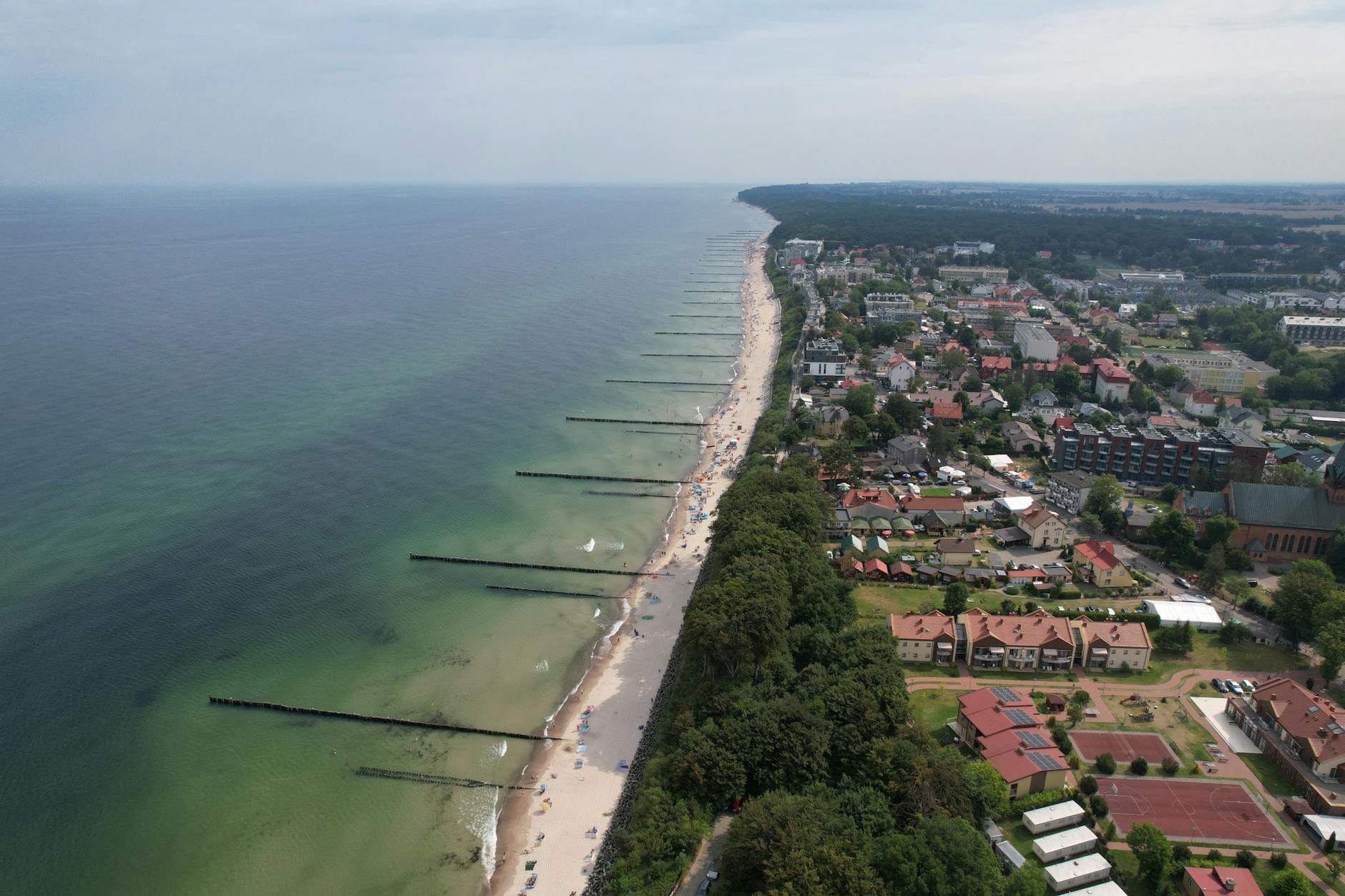 Piłkarze Siarki Tarnobrzeg podczas meczu ligowego, skupienie na "Siarka Tarnobrzeg przegrywa w końcówce"