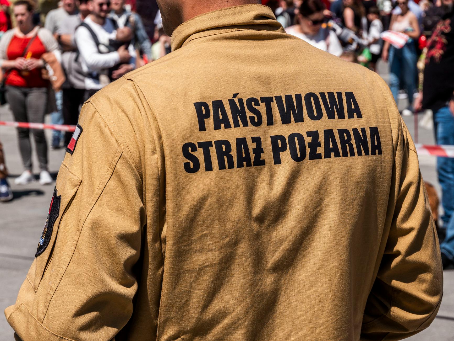 Plakat informujący o Targach Pracy i Edukacji w Tarnobrzegu z liczbą ponad 180 ofert pracy.